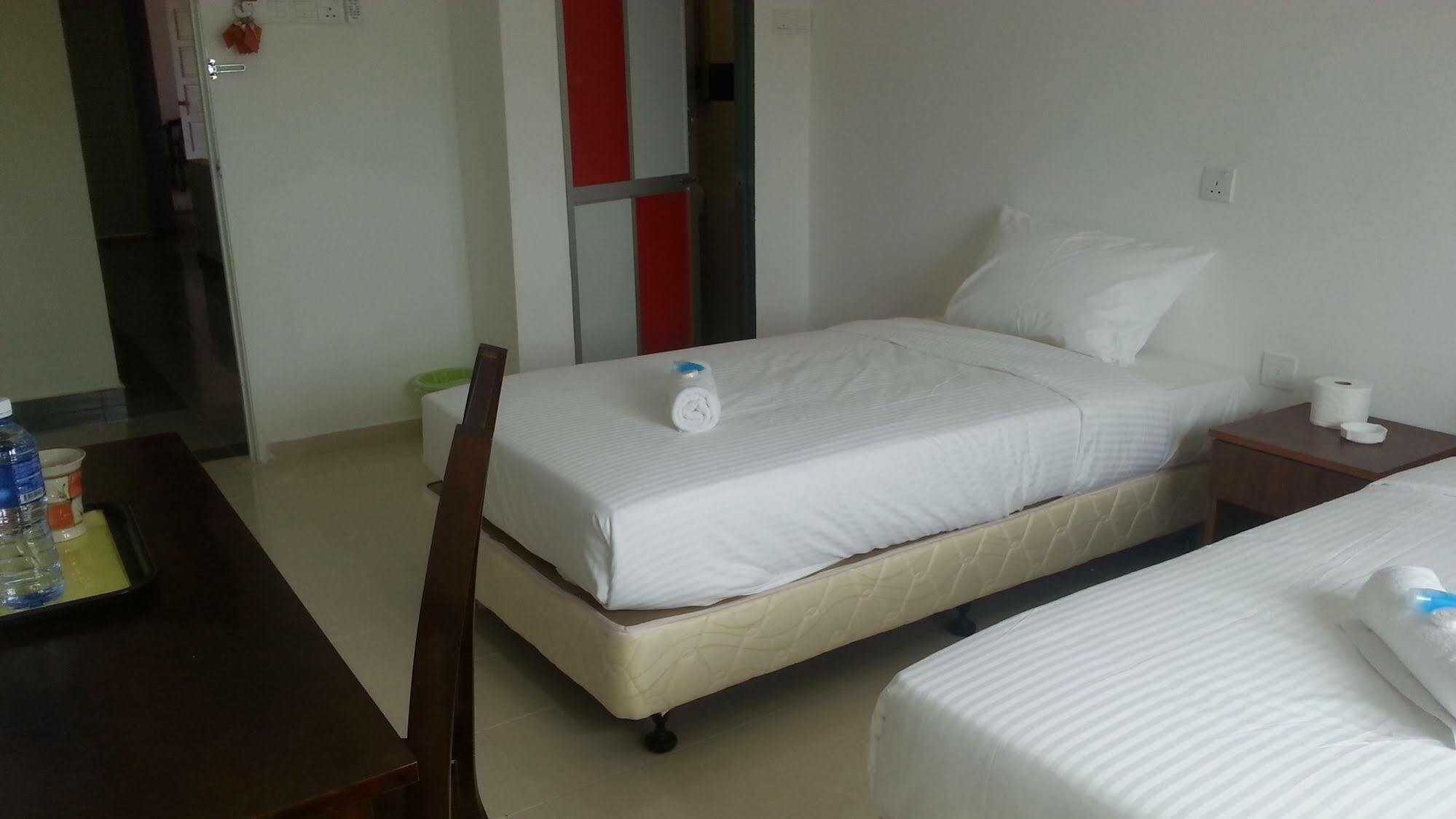 Oyo 275 Senyum Inn Pantai Cenang  Zewnętrze zdjęcie